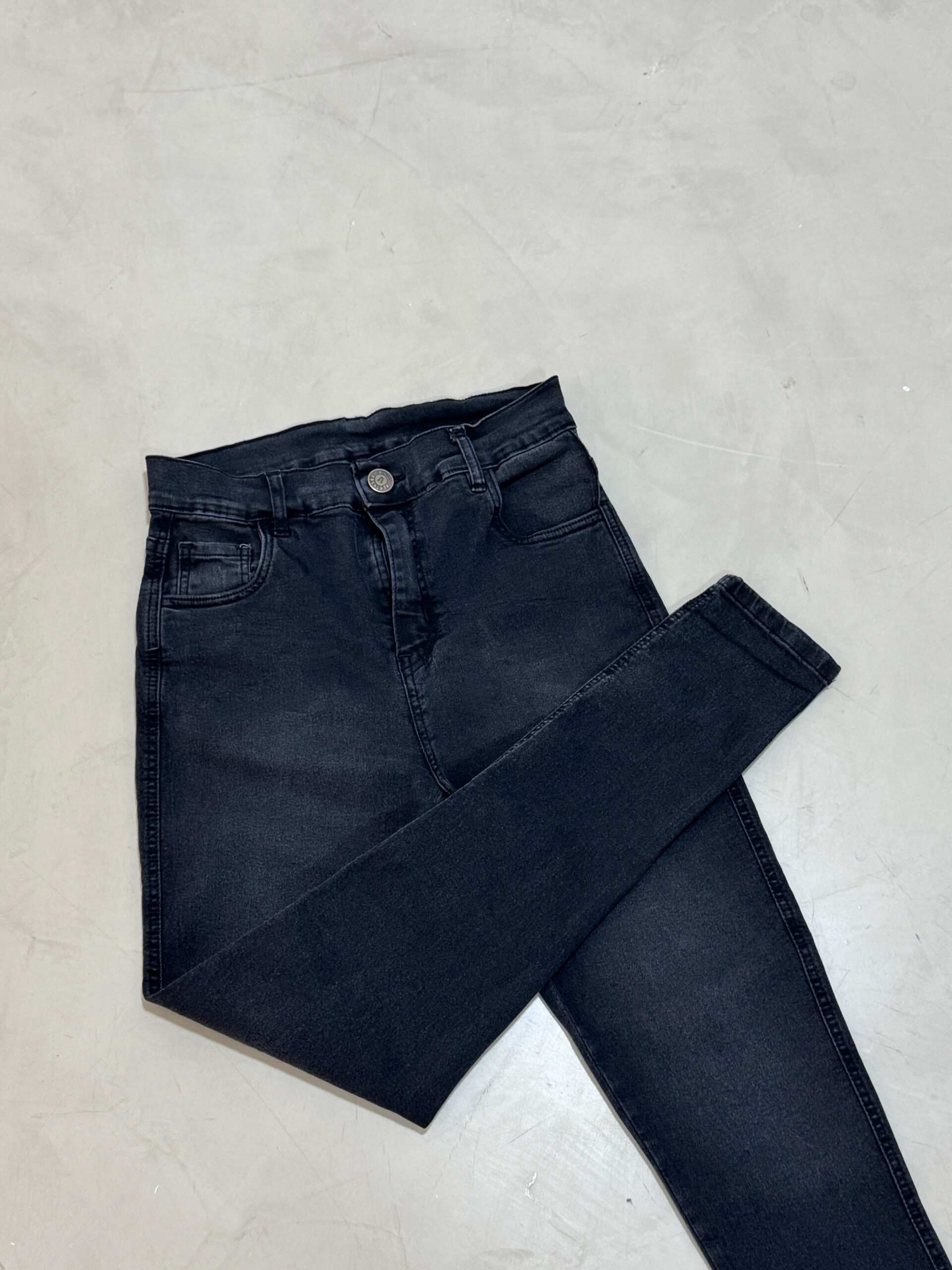 SKINNY GRIS LOCALIZADO