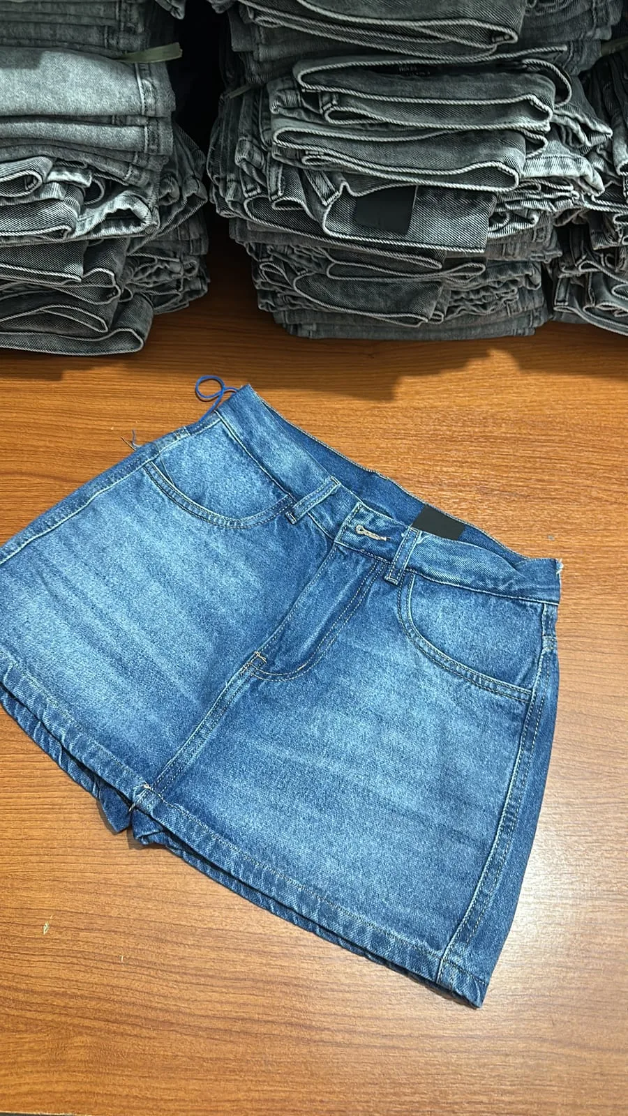 POLLERA SHORT RÍGIDO AZUL LOCALIZADO