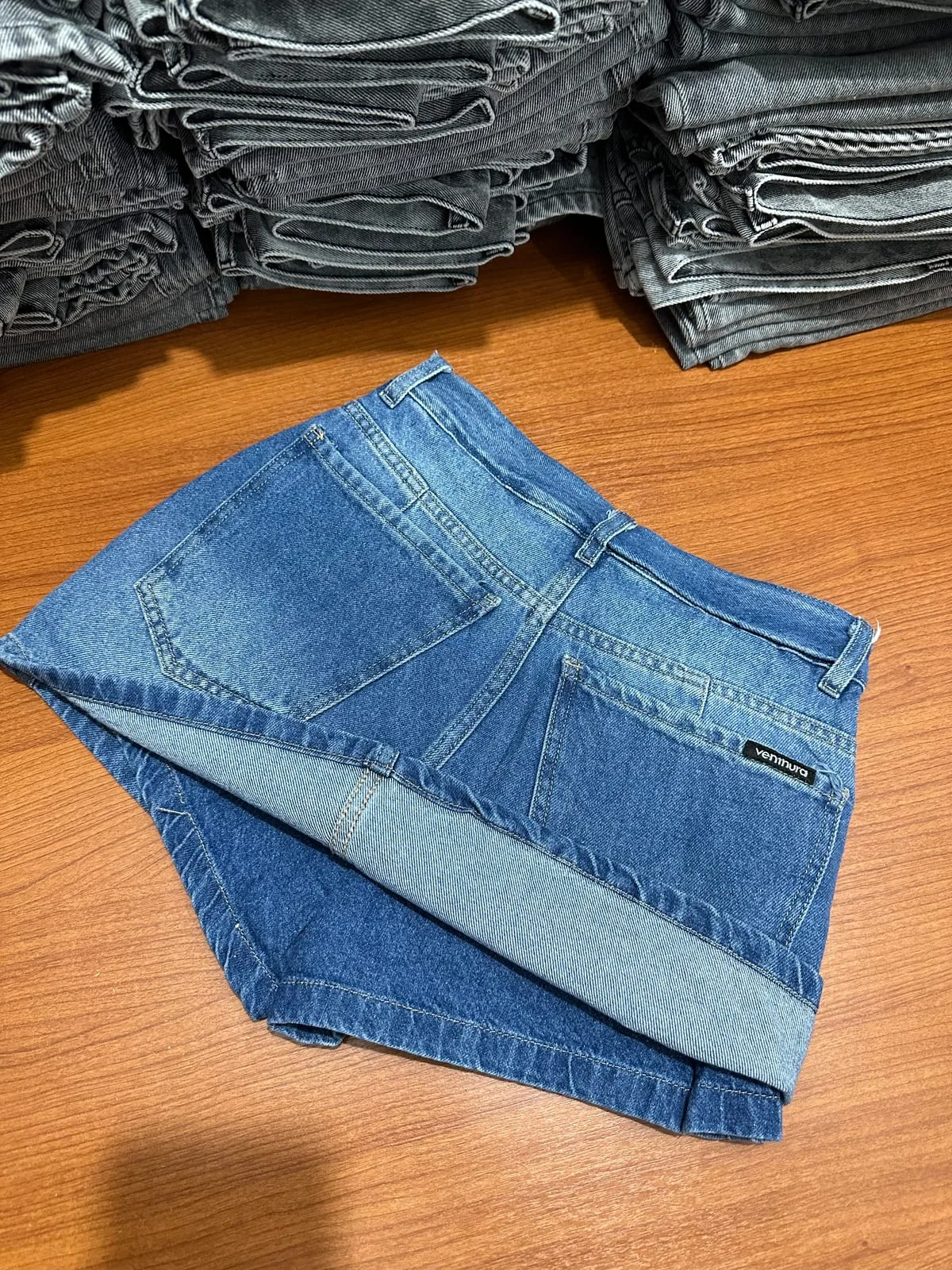 Alternative view of POLLERA SHORT RÍGIDO AZUL LOCALIZADO